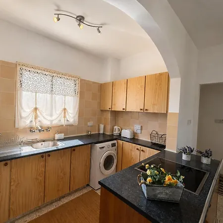 Kyblue Management - 2br Steps From Harbour Apartman Paphos